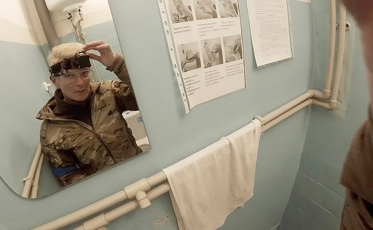 乌克兰军医塔伊拉用随身摄影机记录第一手伤亡惨况。 美联社/Yuliia Paievska