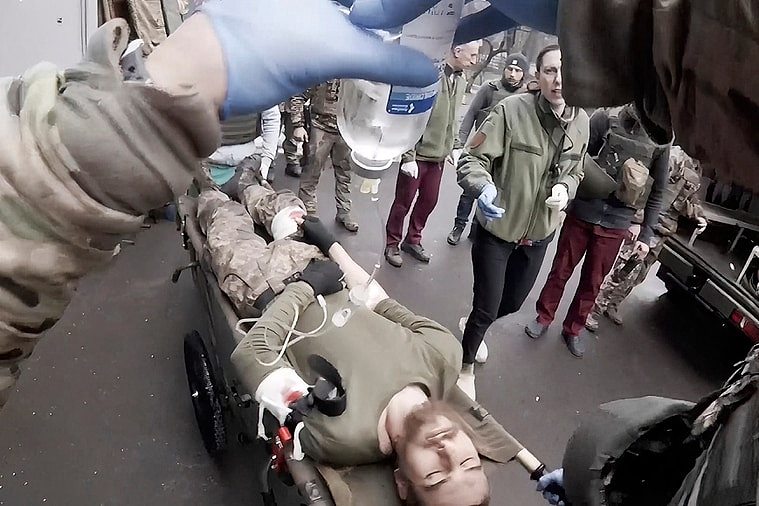 塔伊拉协助一名躺在担架上、被送医治疗的乌克兰军人。 美联社Yuliia Paievska