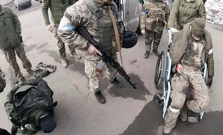 两名受伤的俄罗斯军人被带到马立波医院接受治疗。 美联社/Yuliia Paievska