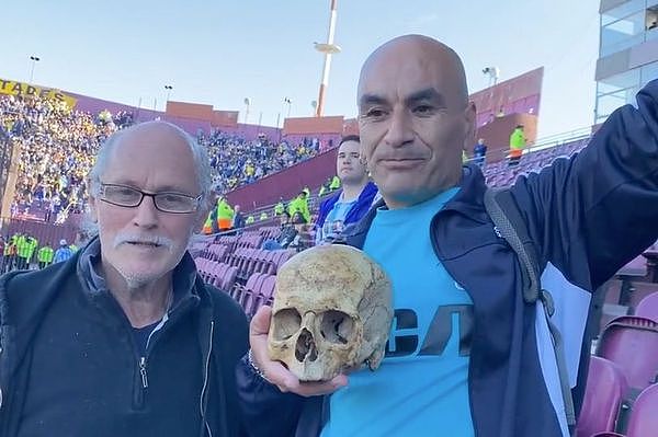 ▲▼阿根廷足球狂热者阿兰达带着已故阿公的头骨来到赛场一起观赛。 （图／翻摄自推特／@SC_ESPN）