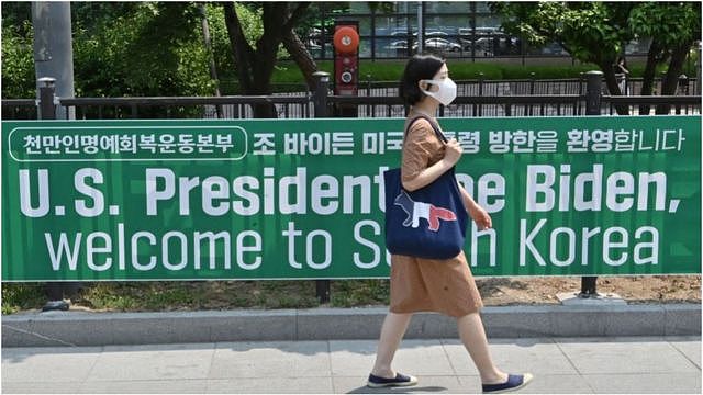 5月20日，挂在美国驻韩国大使馆附近的横幅，以示欢迎美国总统拜登来访。