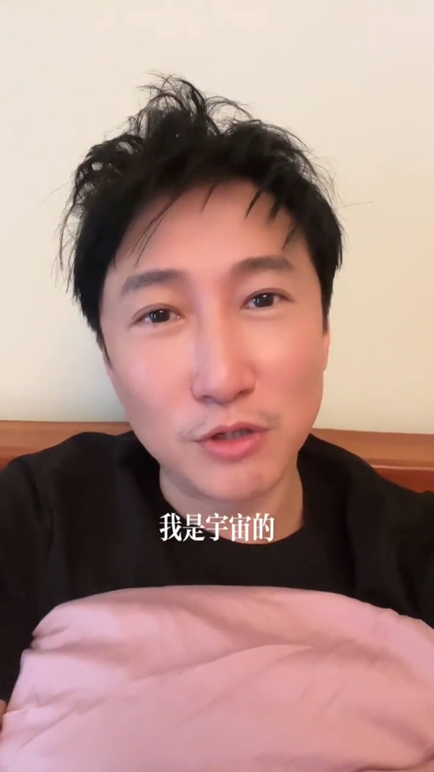 洪天明再度拍片，由「我是宇宙的」说起逐步说到香港。 （抖音＠洪天明）