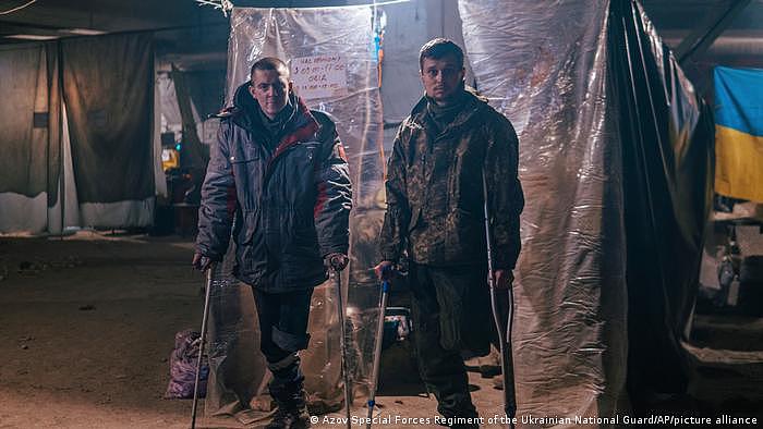 在这张由乌克兰方面提供的照片中，可以看到5月10日亚速钢铁厂内的伤员