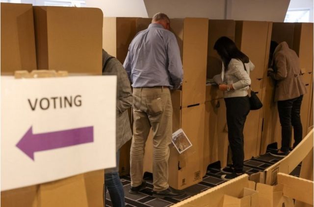 5月17日，在悉尼中央商务区的澳大利亚选举委员会提前投票中心，一些选民在澳大利亚全国大选前投票。