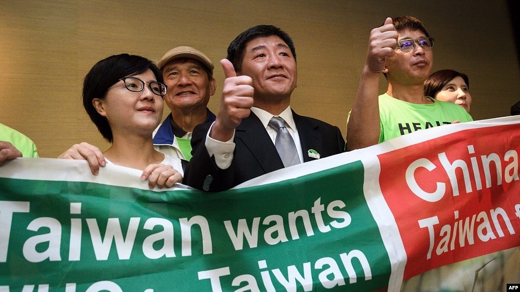 台湾卫生福利部部长陈时中（中）率团到日内瓦在世界卫生大会的场外发声。（2018年5月21日）