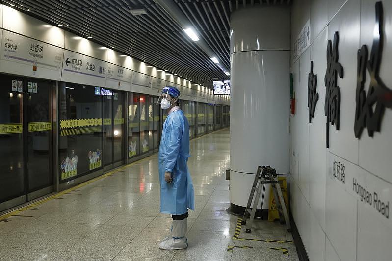 上海地铁22日起恢复4条线路，但网友称大家都关在家里，谁去搭乘？ 图为空荡的地铁月台，只有一名防疫人员（中新社）