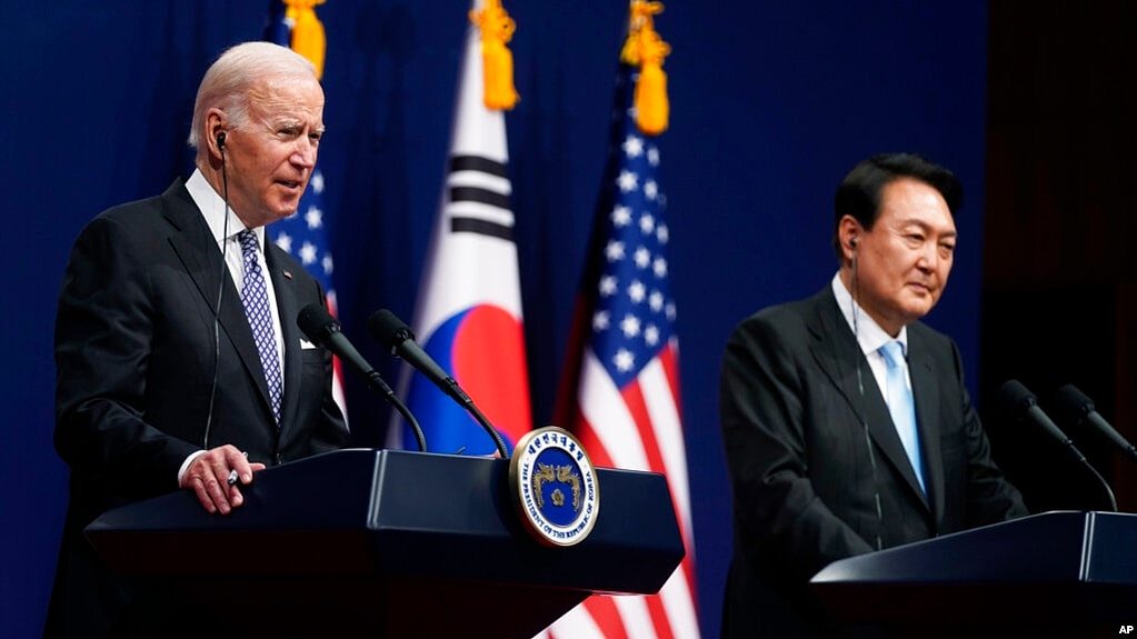 2022年5月21日，韩国首尔，美国总统拜登(左)与韩国总统尹锡悦举行联合记者会。