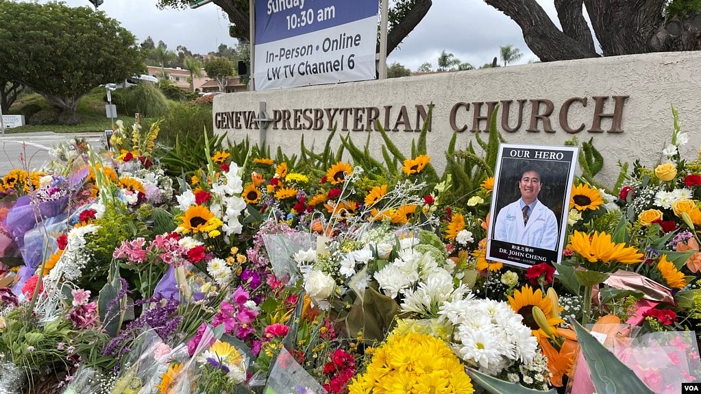 加州橙县拉古纳伍兹市日内瓦基督长老会教堂外放满花束，悼念5月15日教堂枪击案中的受害者。（美国之音记者李逸华摄）