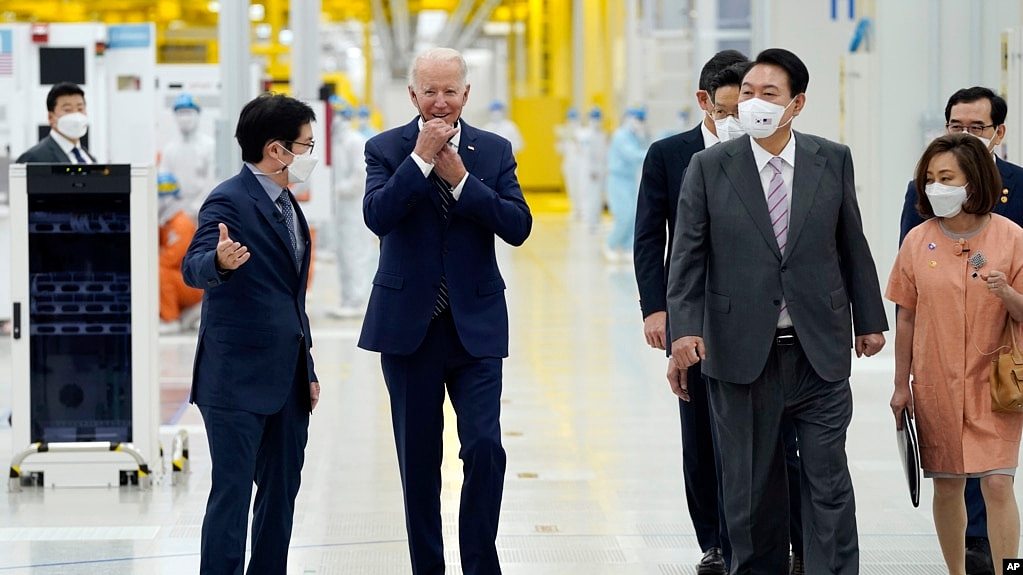 拜登总统5月20日抵达首尔后在韩国总统尹锡悦陪同下参观三星集团平泽半导体工厂。（美联社照）