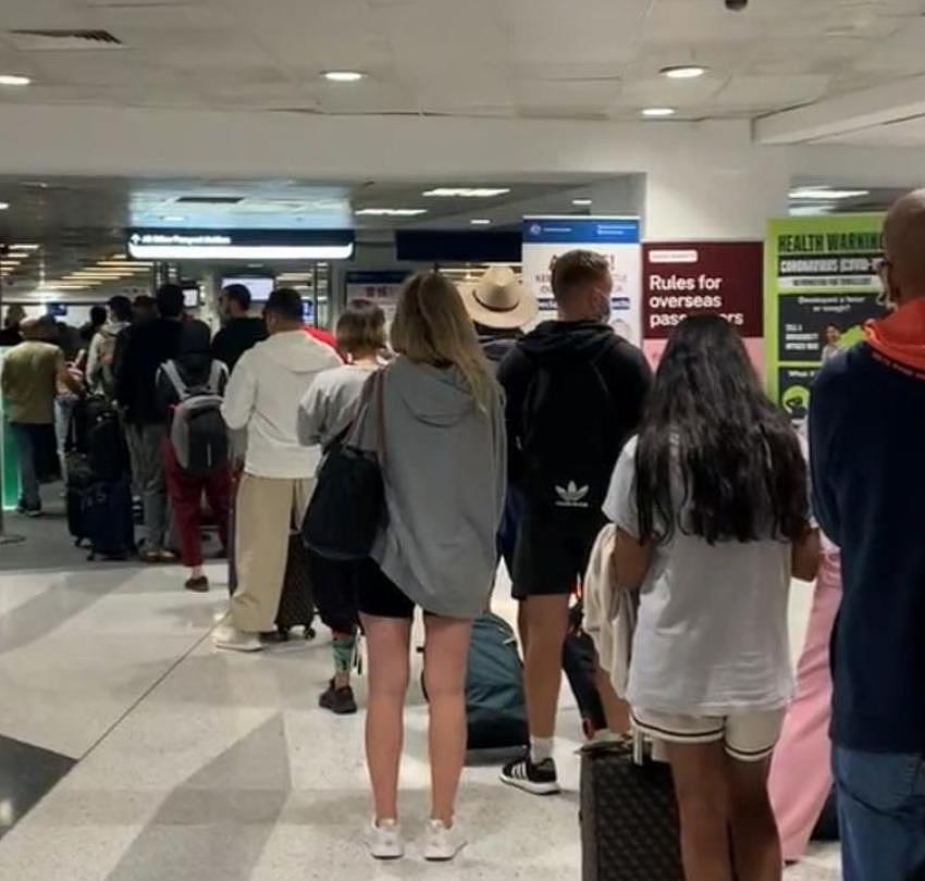 悉尼机场陷入混乱！雷暴致国内航班停飞，延误恐持续一整天，数千人受影响（组图） - 2