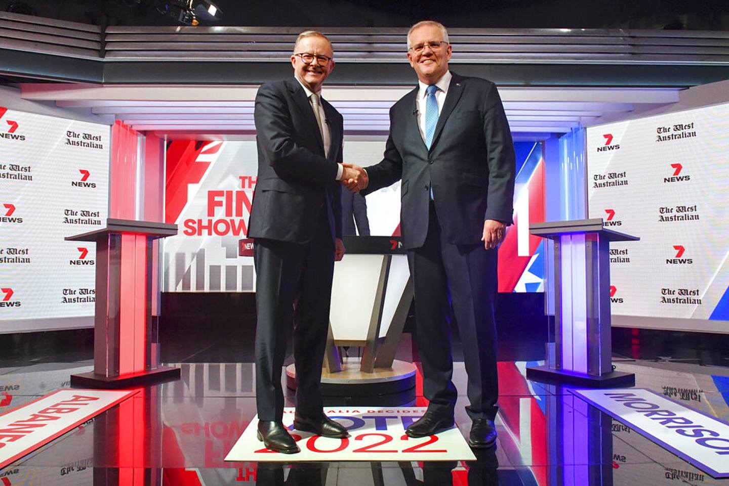 澳洲大選：澳洲總理莫里森與工黨黨魁阿爾巴內塞5月11日在悉尼進行電視辯論，圖為2人辯論前握手。（AP）