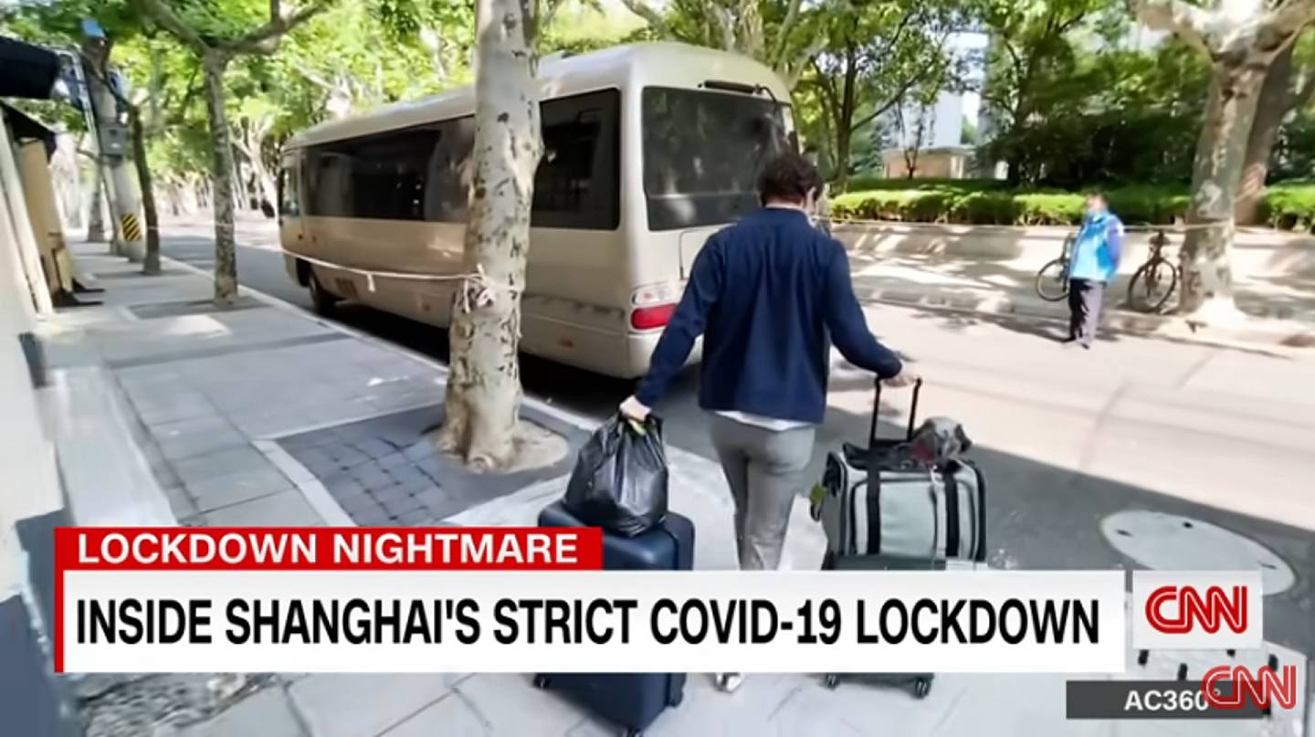 CNN记者卡尔弗在经历50多日封城后离开上海。 （影片截图）