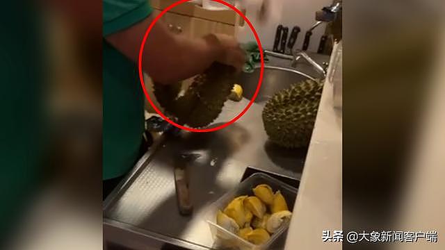 顾客曝水果店员工开榴莲时故意拿出一块，店铺回应：开的时候不小心掉了（视频/组图） - 1