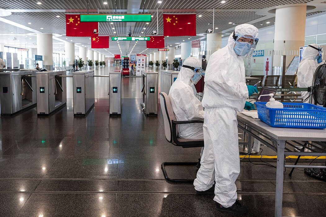 上海浦东国际机场，摄于去年。有迹象表明，即使放松疫情防控规定，中国仍将不鼓励海外旅行。