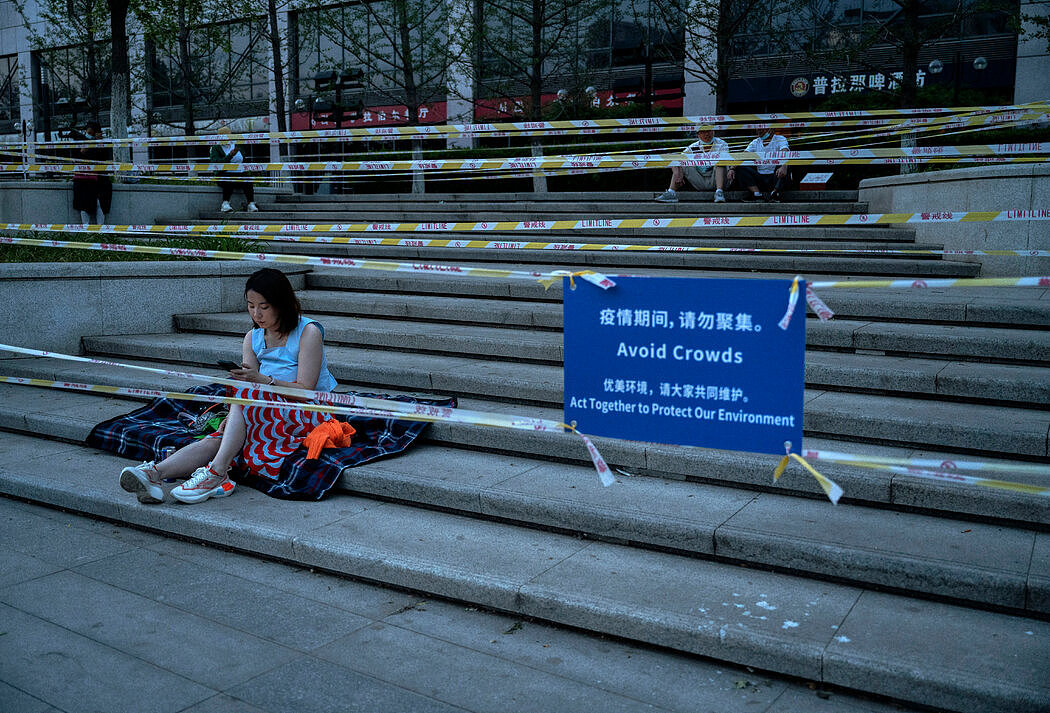 上周一，北京的一处台阶拉上了警戒线，以防止人们聚集。