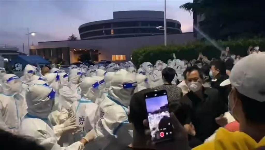 广达电脑上海厂区昨（21日）晚再度发生陆籍员工骚乱场面，群眾一度闯入台籍干部宿舍闹事。（视频截图）