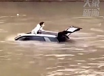 女子驾车坠河被困洪水爬天窗求救，警方回应：已身亡（视频/图）