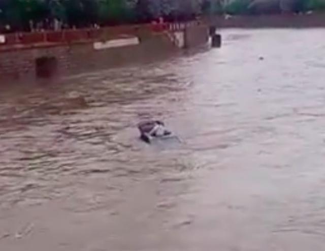 女子驾车坠河被困洪水爬天窗求救，警方回应：已身亡（视频/图） - 1