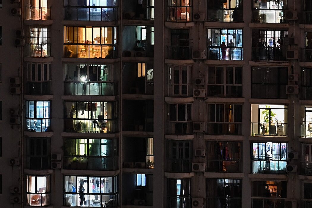 上个月强制封城期间，上海静安区的一处公寓楼。