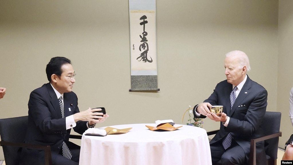 日本内阁官房广报室通过共同社公布的照片显示美国总统拜登与日本首相岸田文雄在东京的一次私宴期间体验传统查道。(2022年5月23日)U