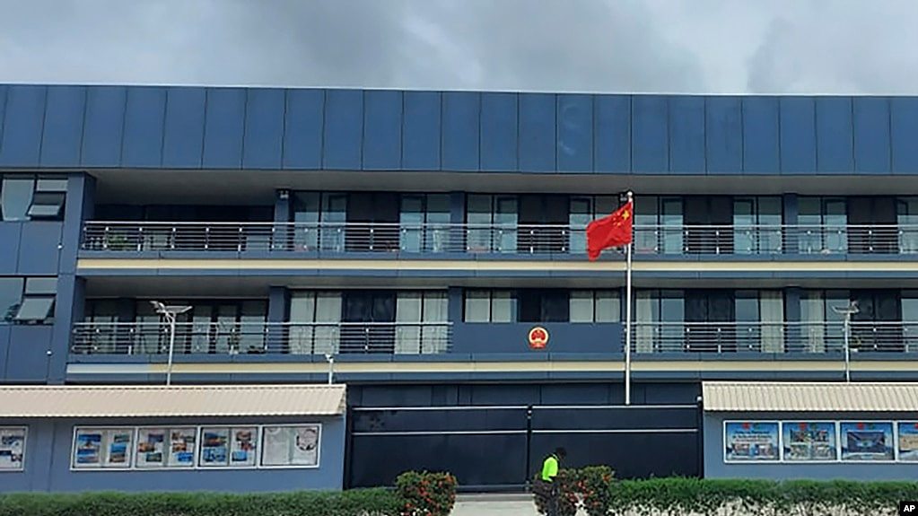 资料照片：位于霍尼亚拉的中国驻所罗门群岛大使馆。(2022年4月1日) 