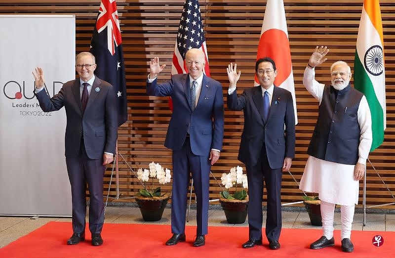 （左起）阿尔巴尼斯、拜登、岸田文雄和拜登周二在东京召开“四方安全对话”峰会。（法新社） 