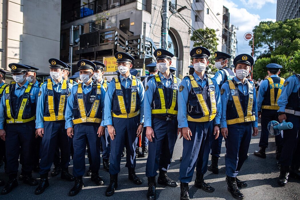 週日，東京，監控抗議行動的警察。