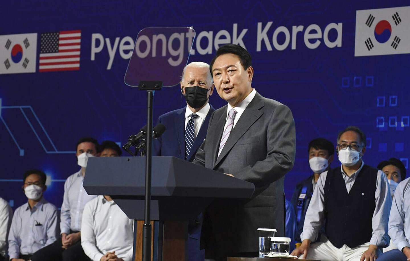 美国总统拜登与韩国总统尹锡悦2022年5月20日考察三星电子位于韩国平泽的半导体工厂，两人先后发表讲话。 拜登5月20日到达韩国，展开亚洲访问之旅。 （AP）