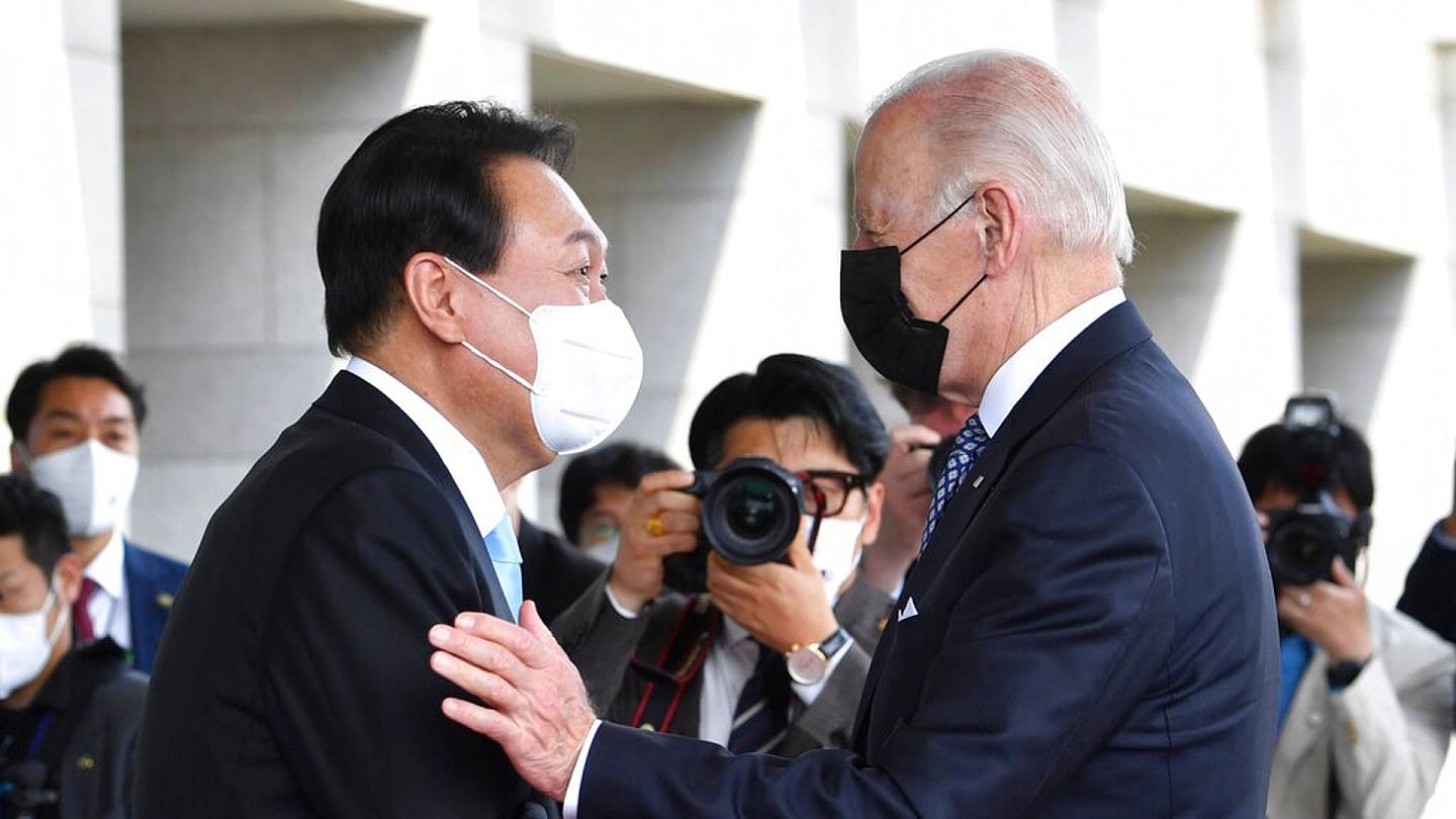韩国总统尹锡悦（左）与美国总统拜登（右）2022年5月21日在首尔龙山总统府门前握手。 拜登的车队抵达后不久，尹锡悦即出来迎接。 （AP）
