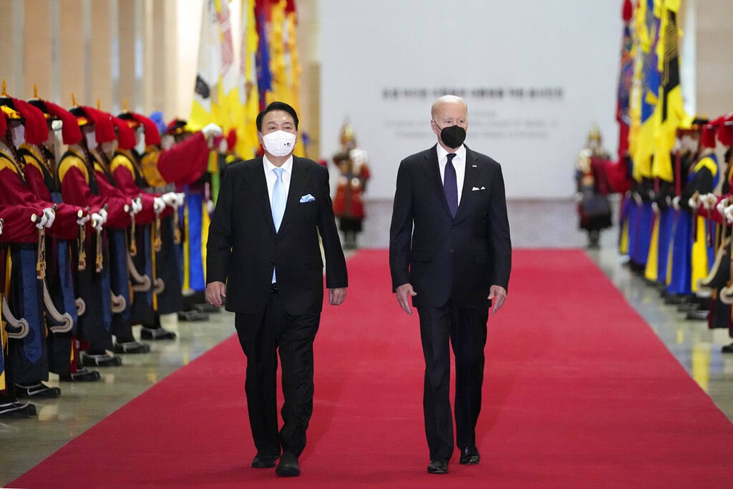 2022年5月21日，美国总统拜登（右）和韩国总统尹锡悦（左）抵达韩国首尔的韩国国家博物馆参加国宴。 （AP）