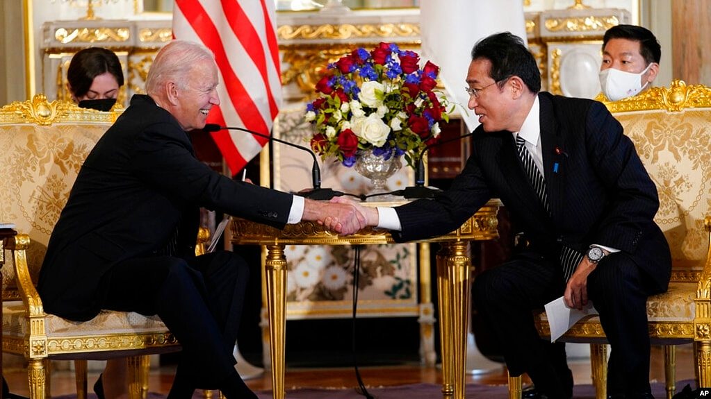 美国总统拜登与日本首相岸田文雄在东京举行美日峰会期间握手。（2022年5月23日）