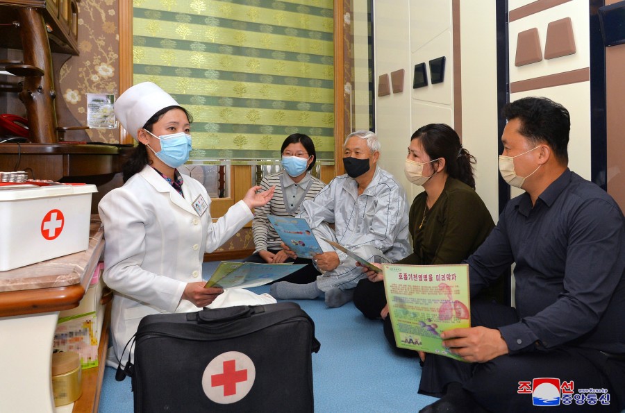 北韩官方派出宣导团协助民众抗疫。 图：翻摄朝中社