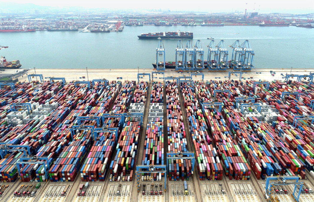 青岛港的集装箱和货轮，摄于本月。一些官员对于美中贸易关系仍由特朗普总统制定的政策来界定感到失望。