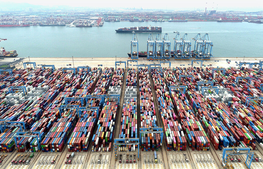 青岛港的集装箱和货轮，摄于本月。一些官员对于美中贸易关系仍由特朗普总统制定的政策来界定感到失望。