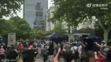 上海一居委会不发出门证，小区居民破门抗议，次日宣布“自行解封”（视频/组图）