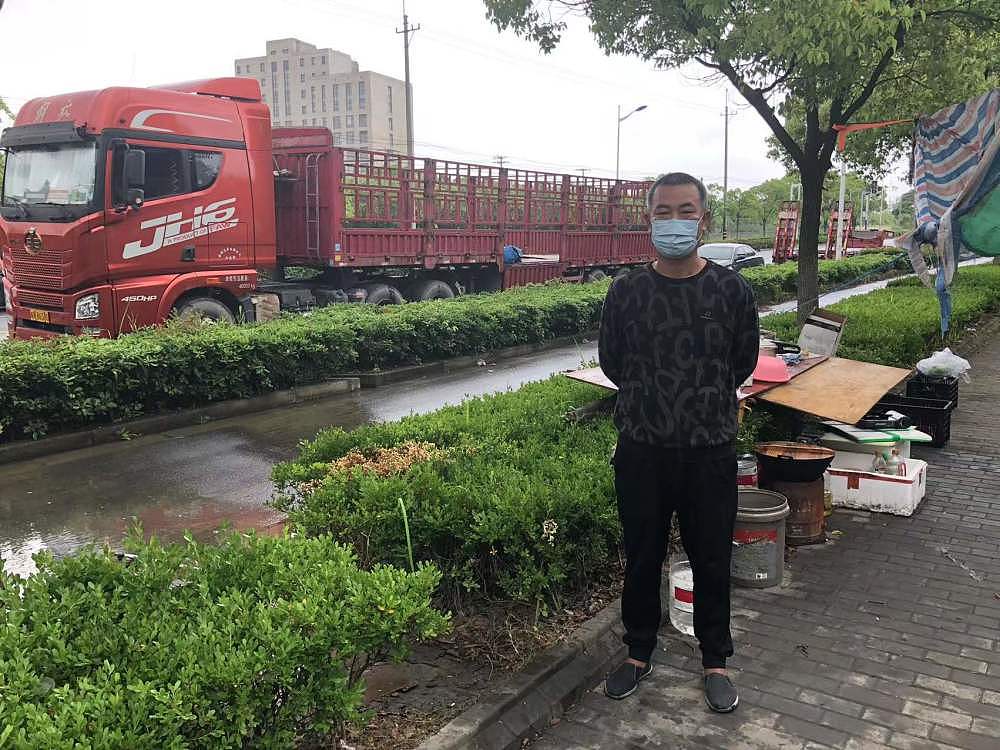 超过百辆滞留在上海的卡车陆续离开：4月底以来想尽方法在户外生存（组图） - 2