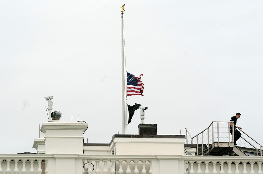 这起枪击案造成18名学童以及3名成人死亡，白宫为此降半旗哀悼。 图：美联社／达志影像