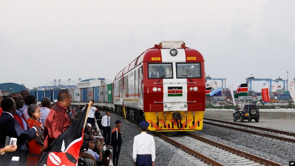 资料照片：肯尼亚蒙巴萨港口到首都内罗毕的中国援建的铁路服务通车(2017年5月30日）