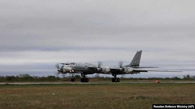 一架俄罗斯图-95战略轰炸机在中俄联合军演期间起飞，参加印太海域上空的战略巡航。（2022年5月24日）