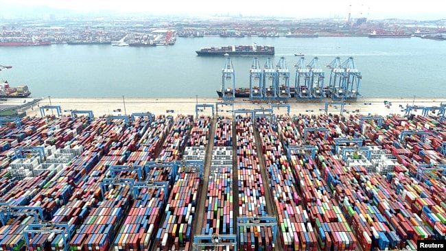 资料照：鸟瞰图显示了2022年5月9日在中国山东省青岛港的集装箱和货船。