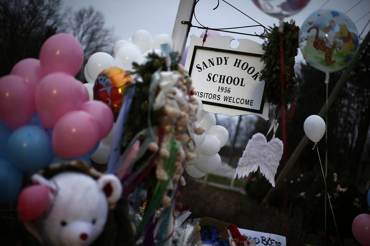桑迪胡克小學槍擊案：20歲蘭扎（Adam Lanza）2012年12月14日在康涅狄格州紐敦鎮（Newtown）殺死母親後，進入桑迪胡克小學（Sandy Hook Elementary School）開槍掃射，26人喪命。圖為民眾悼念死難者。（VCG）