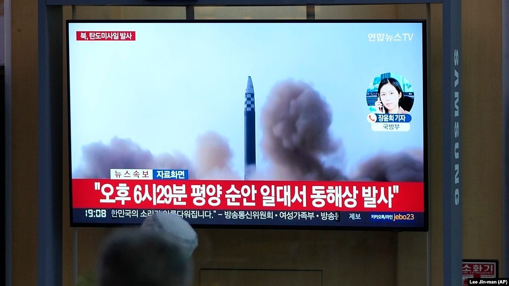 资料照片：人们在韩国首尔的一处火车站观看有关朝鲜发射导弹的资料镜头。(2022年5月12日)