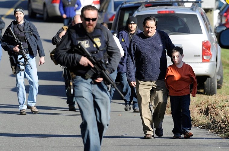 康州桑迪胡克小学2012年12月14日发生枪击案后，家长接走小孩。 美联社