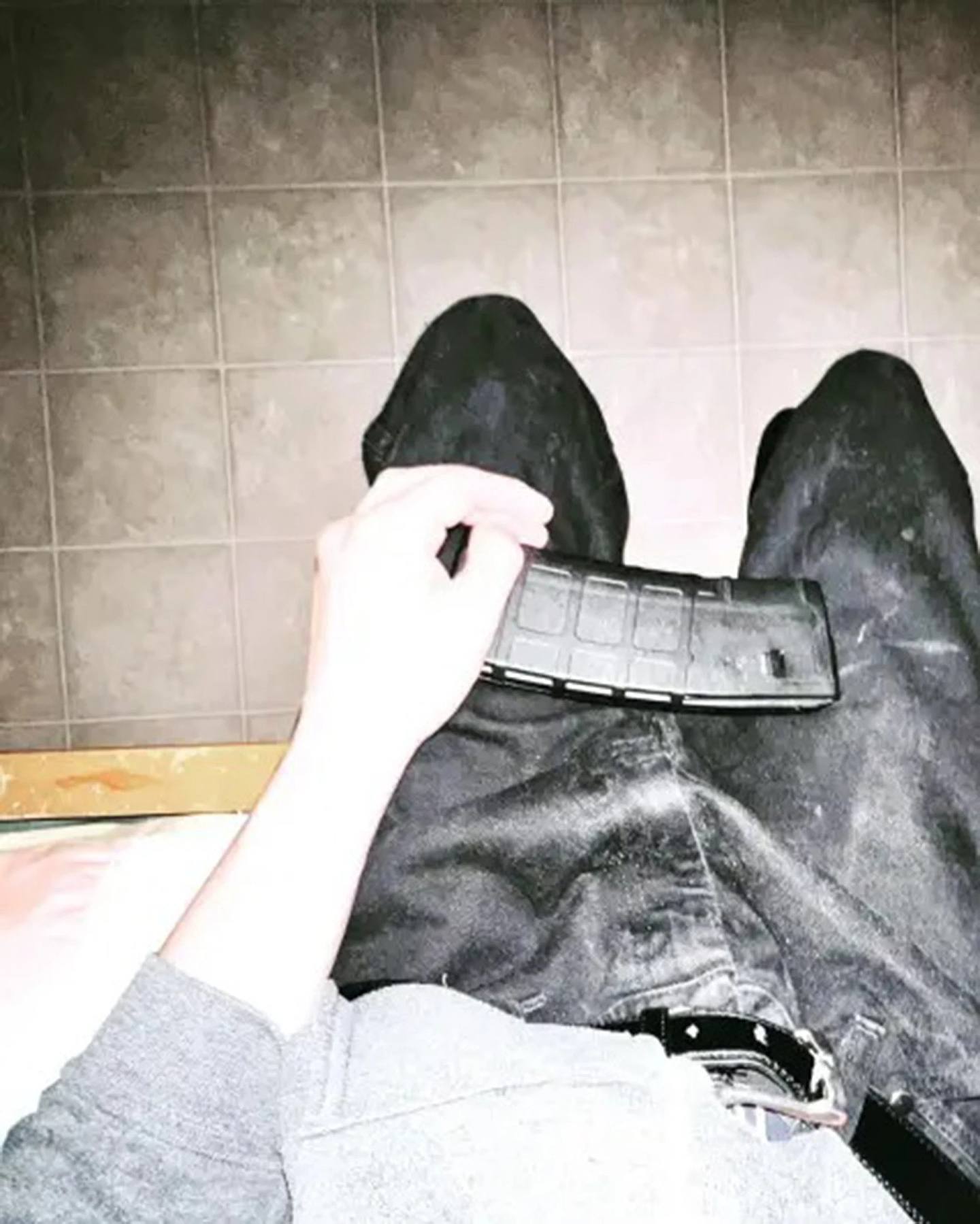 疑似拉莫斯早前曾上载弹匣的照片，外界怀质是他的犯案预告。 (salv8dor_/Instagram)