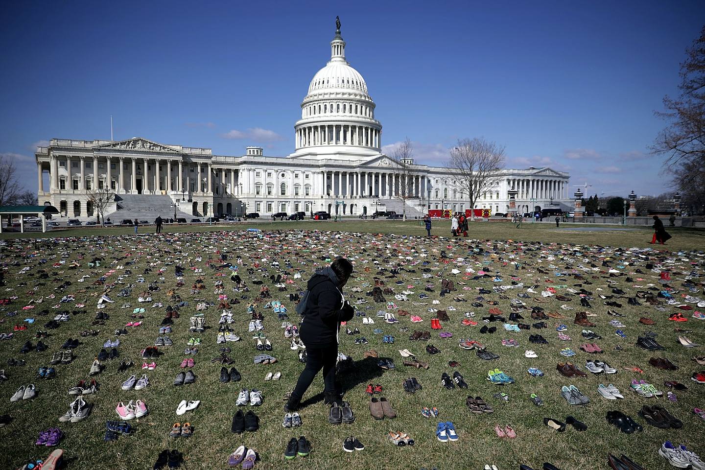美国枪击问题可有解决的一天？ 图为2018年当地纪念自桑迪胡克以来校园枪击的遇难者而放的7000对鞋。 (Getty)