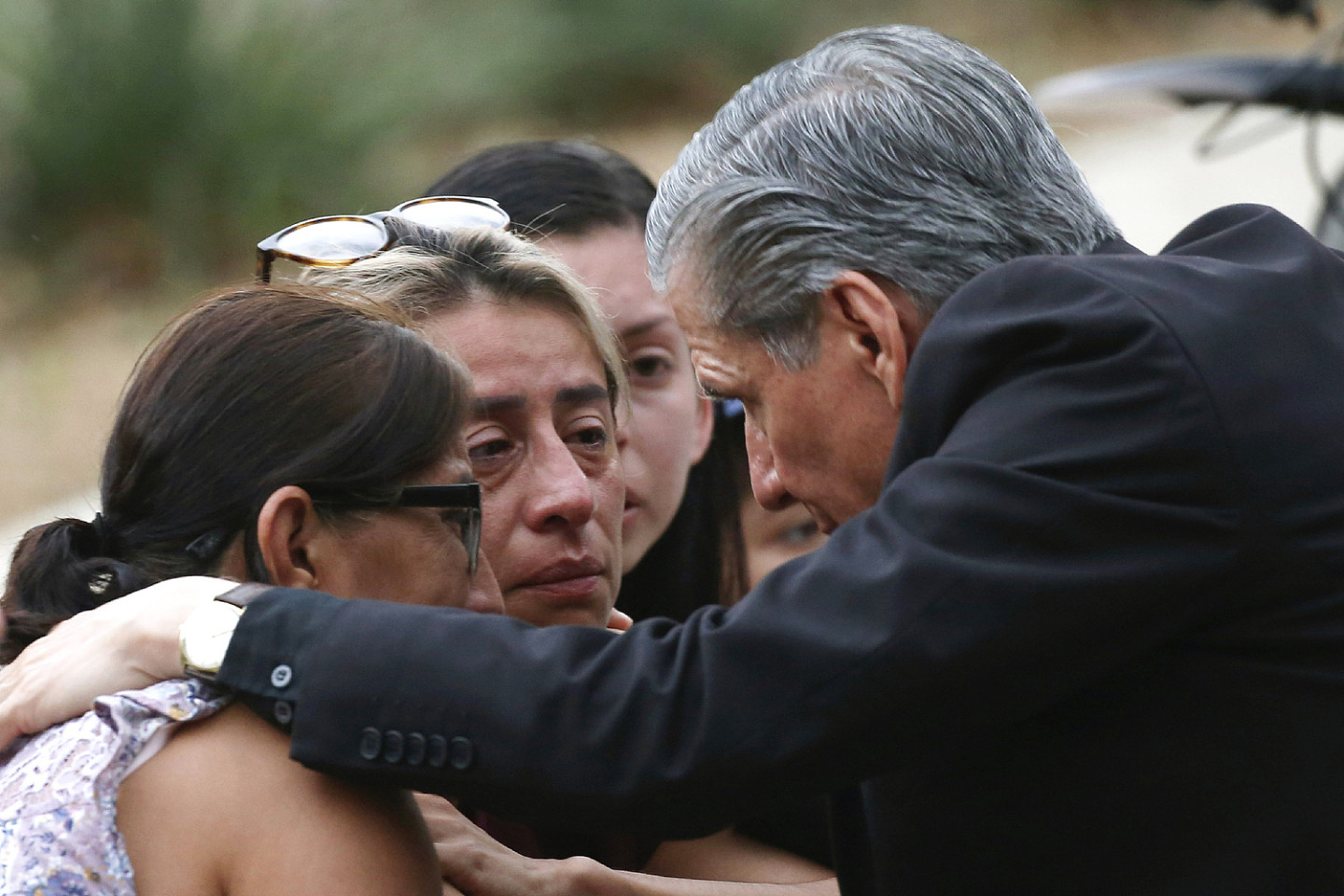 德州校园枪击事件后，圣安东尼奥教区大主教古斯塔沃·加西亚·塞勒（Gustavo Garcia Seller）拥抱安慰受难者家属。 图：达志影像／美联社