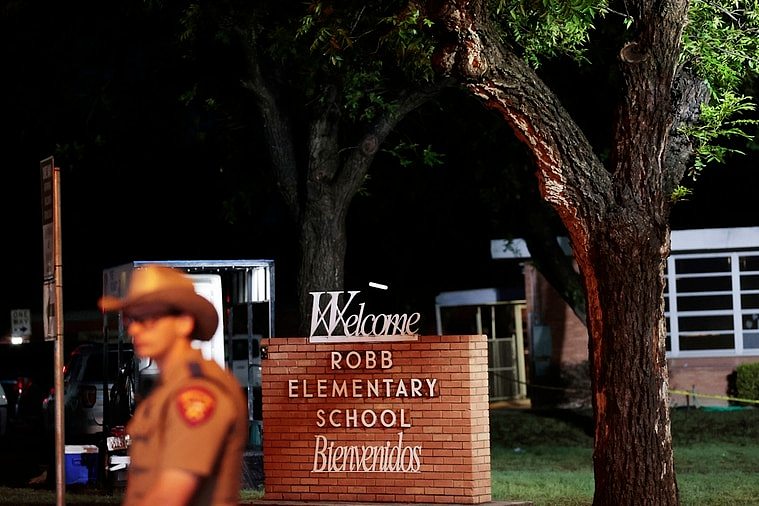 美国德州尤瓦尔迪一所小学24日发生枪击案，警方25日持续封锁现场。 欧新-埃菲社