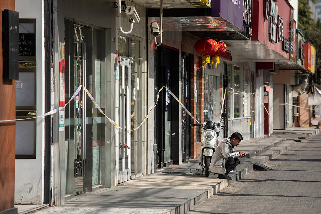 今年3月，上海被封街道上关了门的商店。