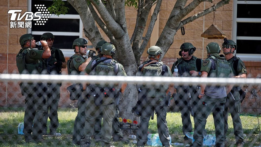案发后大量军警荷枪实弹聚集在现场。 （图／达志影像美联社） 德州小学19童成枪下亡魂救护员到场才知女儿是死者
