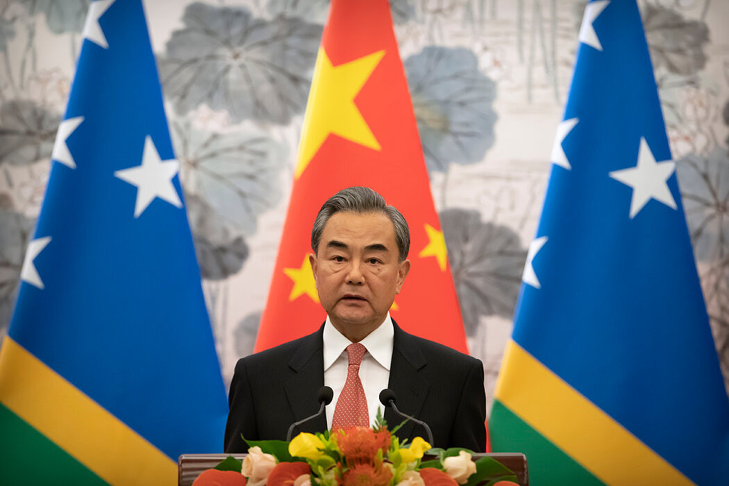 2019年，中国外交部长王毅出席在北京举行的中国与所罗门群岛的建交仪式。